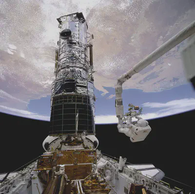 En la primera misión de mantenimiento del Telescopio Espacial Hubble, los astronautas instalaron un conjunto de lentes especializadas para corregir el espejo principal defectuoso del telescopio.
Fuente: https://www.nasa.gov/mission_pages/hubble/servicing/index.html.