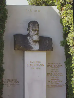 Tumba de [**Ludwig Boltzmann**](https://es.wikipedia.org/wiki/Ludwig_Boltzmann). Se trata de una placa enorme de mármol, con un pedestal enfrente sobre el que hay un busto del susodicho. En el pedestal aparece su nombre 1844–1906. En la placa de mármol aparece por una parte su famosa ecuación encima del busto, a los lados del pedestal aparecen nombres de parientes.
Fuente: [https://commons.wikimedia.org/wiki/File:Zentralfriedhof_Vienna_-_Boltzmann.JPG](https://commons.wikimedia.org/wiki/File:Zentralfriedhof_Vienna_-_Boltzmann.JPG).