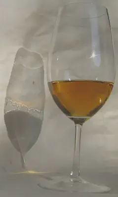 Las lágrimas de vino se muestran claramente en la sombra de esta copa de vino de postre Caluso Passito. Fuente: https://commons.wikimedia.org/wiki/File:Wine_legs_shadow.jpg.