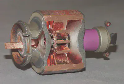 Magnetrón seccionado, pudiéndose ver sus cavidades. Fuente: https://commons.wikimedia.org/wiki/File:Magnetron2.jpg.