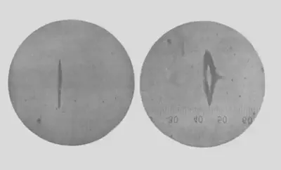 Resultados del experimento de Stern y Gerlach: se trata de dos muestras, en la de la izquierda el resultado es una línea vertical, y en la de la derecha podría decirse que tiene forma de anillo achatado por los laterales. Fuente: https://www.researchgate.net/figure/Pattern-created-by-a-ray-of-silver-atomes-in-the-original-Stern-Gerlach-experiment-left_fig1_325245608.