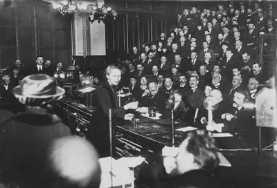 Marie Curie impartiendo su primera clase tras el fallecimiento de su esposo Pierre. Fuente: https://mujeresconciencia.com/2015/11/18/el-diario-de-manya/madame-curie-sorbonne-6/.