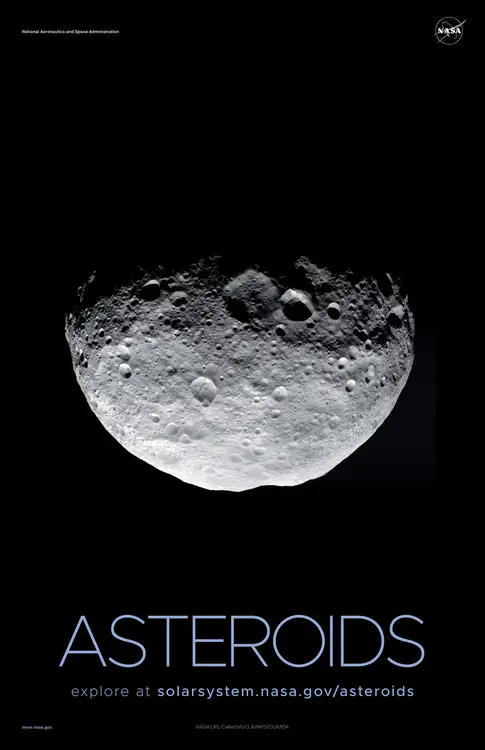 La nave espacial Dawn de la NASA obtuvo [esta imagen del protoplaneta Vesta](https://solarsystem.nasa.gov/resources/414/a-last-look-back-at-vesta/) en 2012, mirando hacia el polo norte de Vesta cuando la nave espacial estaba partiendo. Crédito: NASA/JPL-Caltech/UCLA/MPS/DLR/IDA ⬇️ PDF de alta resolución [aquí](https://solarsystem.nasa.gov/system/downloadable_items/1289_Asteroid_B_PDF.zip)