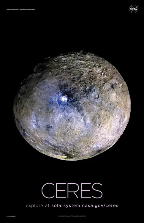 El planeta enano Ceres se muestra en una [representación de color falso](https://solarsystem.nasa.gov/resources/846/ceres-rotation-and-occator-crater/), que destaca las diferencias en los materiales de la superficie. Crédito: NASA/JPL-Caltech/UCLA/MPS/DLR/IDA ⬇️ PDF de alta resolución [aquí](https://solarsystem.nasa.gov/system/downloadable_items/1421_Ceres_A_PDF.zip)