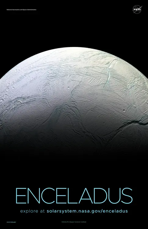 En octubre de 2008, justo después de acercarse a unos 25 kilómetros de la superficie de Encélado, la Cassini de la NASA capturó [este impresionante mosaico](https://solarsystem.nasa.gov/resources/137/a-tectonic-feast/) mientras la nave espacial se alejaba de esta luna geológicamente activa de Saturno. Crédito: NASA/JPL-Caltech/Instituto de Ciencias Espaciales ⬇️ PDF de alta resolución [aquí](https://solarsystem.nasa.gov/system/downloadable_items/1537_Enceladus_C_PDF.zip)