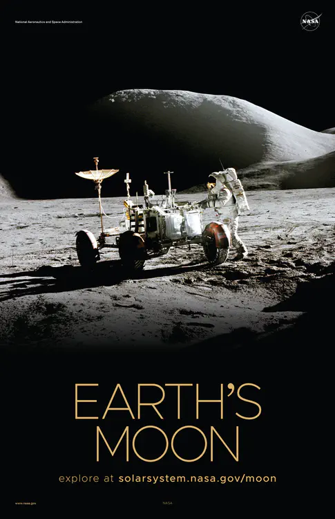 El astronauta James Irwin trabaja en el [Vehículo Itinerante Lunar](https://solarsystem.nasa.gov/resources/839/apollo-15-on-the-moon/) durante la primera actividad extravehicular de la superficie lunar del Apolo 15 en el sitio de aterrizaje de Hadley-Apeninos. Crédito: NASA ⬇️ PDF de alta resolución [aquí](https://solarsystem.nasa.gov/system/downloadable_items/1501_Moon_C_PDF.zip)