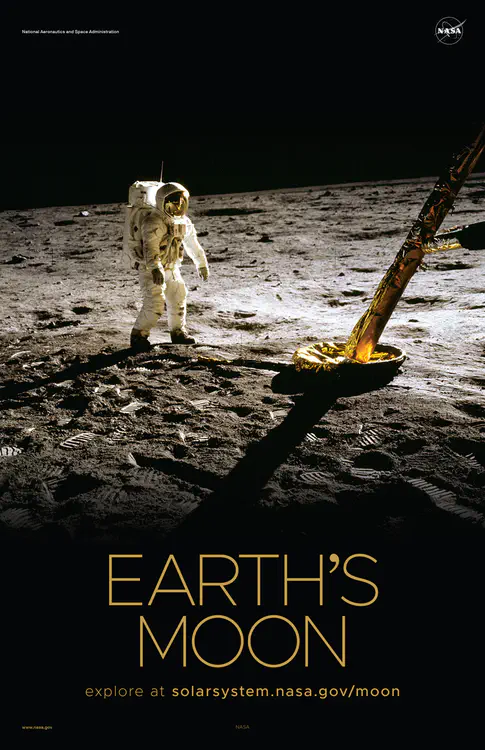 El astronauta Buzz Aldrin Jr., piloto del módulo lunar, [camina por la superficie de la Luna](https://solarsystem.nasa.gov/resources/840/apollo-11-buzz-aldrin/) cerca de una pata del módulo lunar durante la actividad extravehicular del Apolo 11. Crédito: NASA ⬇️ PDF de alta resolución [aquí](https://solarsystem.nasa.gov/system/downloadable_items/1505_Moon_D_PDF.zip)