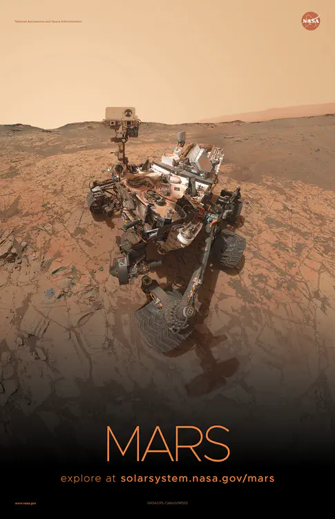 Un autorretrato del [rover Curiosity Mars de la NASA](https://solarsystem.nasa.gov/resources/801/curiosity-self-portrait-at-mojave-site-on-mount-sharp/) en el cráter Gale. Crédito: NASA/JPL-Caltech/MSSS ⬇️ PDF de alta resolución [aquí](https://solarsystem.nasa.gov/system/downloadable_items/1573_1573_Mars_B_PDF.zip)