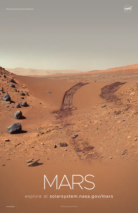 Esta [mirada atrás a una duna](https://solarsystem.nasa.gov/resources/464/curiositys-color-view-of-martian-dune-after-crossing-it/) que el rover Curiosidad Marte de la NASA atravesó fue tomada por la Cámara del Mástil del rover en Febrero de 2014. Crédito: NASA/JPL-Caltech/MSSS ⬇️ PDF de alta resolución [aquí](https://solarsystem.nasa.gov/system/downloadable_items/1577_1577_Mars_C_PDF.zip)