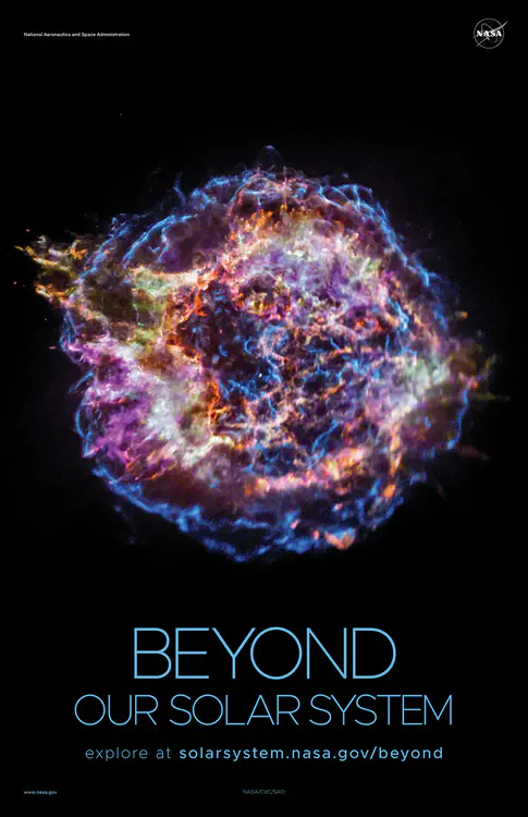 Cassiopeia A, un remanente de supernova, [vista por el Observatorio de Rayos X Chandra de la NASA](https://www.nasa.gov/mission_pages/chandra/news/a-new-stellar-x-ray-reality-show). Crédito: NASA/CXC/SAO ⬇️ PDF de alta resolución [aquí](https://solarsystem.nasa.gov/system/downloadable_items/1331_Beyond_D_PDF.zip)