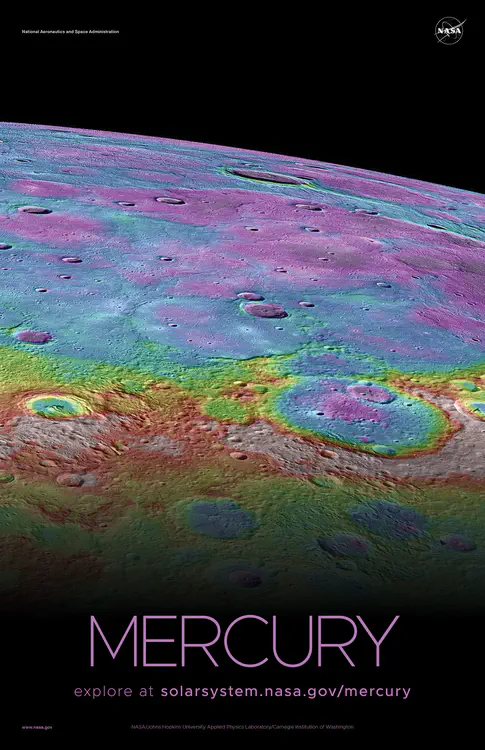 Una [vista en perspectiva](https://solarsystem.nasa.gov/resources/773/lowlands-in-mercurys-north/) desde la nave espacial MESSENGER de la NASA, mirando hacia el norte de Mercurio y coloreada por la altura topográfica de la superficie. Crédito: NASA/Laboratorio de Física Aplicada de la Universidad Johns Hopkins/Institución Carnegie de Washington ⬇️ PDF de alta resolución [aquí](https://solarsystem.nasa.gov/system/downloadable_items/1619_Mercury_C_PDF.zip)