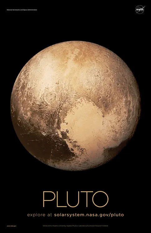 Una vista en color de Plutón, [como se vio en julio de 2015 por la misión New Horizons de la NASA](https://solarsystem.nasa.gov/resources/855/color-pluto/). Crédito: NASA/Laboratorio de Física Aplicada de la Universidad Johns Hopkins/Instituto de Investigación del Suroeste ⬇️ PDF de alta resolución [aquí](https://solarsystem.nasa.gov/system/downloadable_items/1599_Pluto_A_PDF.zip)