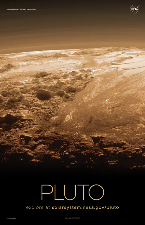 Una mirada a las montañas y llanuras de Plutón, [como se vio en julio de 2015 por la misión Nuevos Horizontes de la NASA](https://solarsystem.nasa.gov/resources/796/closer-look-majestic-mountains-and-frozen-plains/). Crédito: NASA/Laboratorio de Física Aplicada de la Universidad Johns Hopkins/Instituto de Investigación del Suroeste ⬇️ PDF de alta resolución [aquí](https://solarsystem.nasa.gov/system/downloadable_items/1603_Pluto_B_PDF.zip)