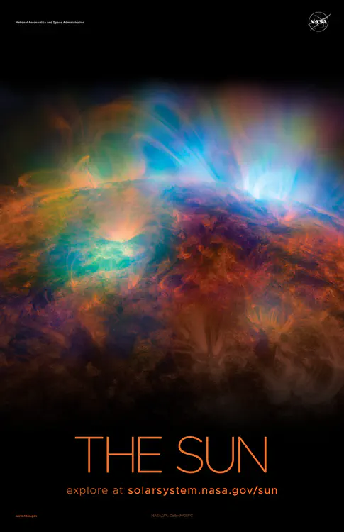 [Rayos X saliendo del Sol](https://solarsystem.nasa.gov/resources/381/sun-shines-in-high-energy-x-rays/) en esta imagen que muestra las observaciones del Nuclear Spectroscopic Telescope Array de la NASA, o NuSTAR, superpuestas a una imagen tomada por el Observatorio de Dinámica Solar de la NASA. Crédito: NASA/JPL-Caltech/GSFC ⬇️ PDF de alta resolución [aquí](https://solarsystem.nasa.gov/system/downloadable_items/1409_Sun_B_PDF.zip)