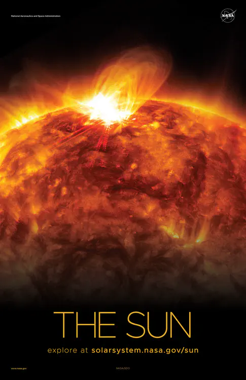 El Sol [emite una llamarada solar de nivel medio](https://solarsystem.nasa.gov/resources/768/nasas-sdo-sees-sun-emit-mid-level-flare-oct-1/), como la que vio el Observatorio de Dinámica Solar de la NASA en 2015. Crédito: NASA/SDO ⬇️ PDF de alta resolución [aquí](https://solarsystem.nasa.gov/system/downloadable_items/1413_Sun_C_PDF.zip)