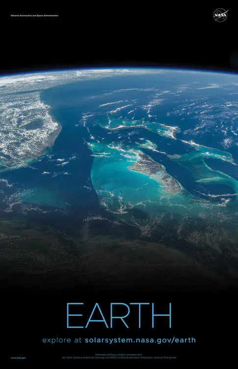 [Florida, las Bahamas y Cuba](https://solarsystem.nasa.gov/resources/851/florida-the-bahamas-and-cuba/) vistas por la Estación Espacial Internacional. Crédito: JSC Earth Science & Remote Sensing Unit/ARES Division/Exploration Integration Science Directorate ⬇️ PDF de alta resolución [aquí](https://solarsystem.nasa.gov/system/downloadable_items/1449_Earth_B_PDF.zip)