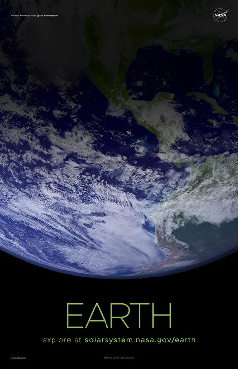En 2002, científicos de la NASA _cosieron_ tiras de [imágenes en color natural de la Tierra](https://solarsystem.nasa.gov/resources/786/blue-marble-2002/), recogidas durante cuatro meses desde el instrumento MODIS a bordo del satélite Terra de la NASA. Crédito: El Observatorio de la Tierra de la NASA ⬇️ PDF de alta resolución [aquí](https://solarsystem.nasa.gov/system/downloadable_items/1457_Earth_D_PDF.zip)