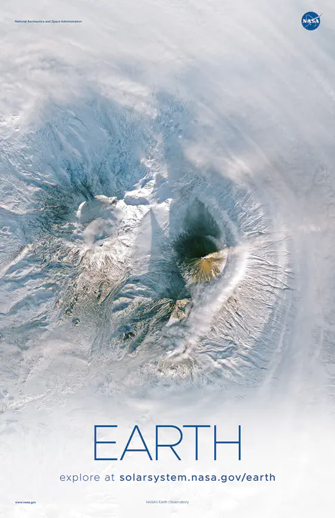 El satélite Terra de la NASA captó un vistazo de las columnas que se elevan de los [volcanes](https://solarsystem.nasa.gov/resources/1040/plumes-over-the-kamchatka-peninsula/) de la Península de Kamchatka en enero de 2018. Crédito: Observatorio de la Tierra de la NASA ⬇️ PDF de alta resolución [aquí](https://solarsystem.nasa.gov/system/downloadable_items/1461_Earth_E_PDF.zip)
