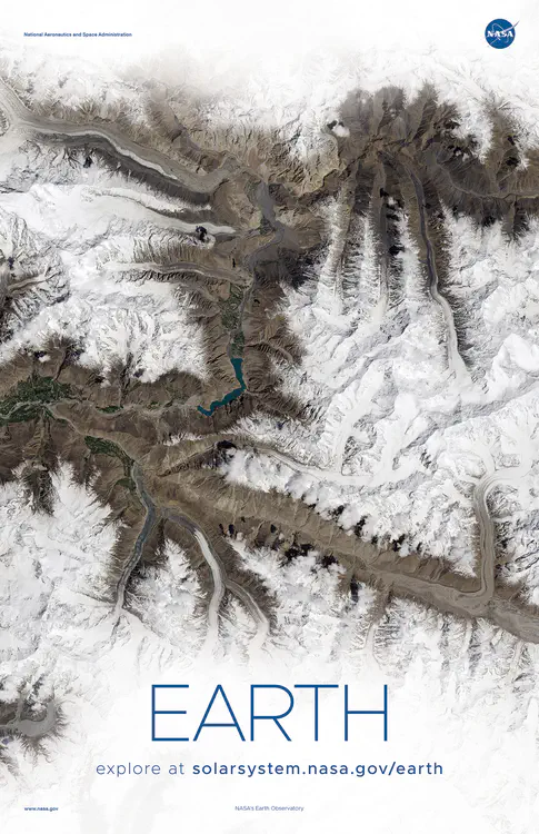 En esta imagen del satélite Landsat 8 de la NASA, [varios glaciares fluyen hacia el Valle Shimshal](https://solarsystem.nasa.gov/resources/819/when-glaciers-and-rivers-collide/). Crédito: Observatorio de la Tierra de la NASA ⬇️ PDF de alta resolución [aquí](https://solarsystem.nasa.gov/system/downloadable_items/1465_Earth_F_PDF.zip)