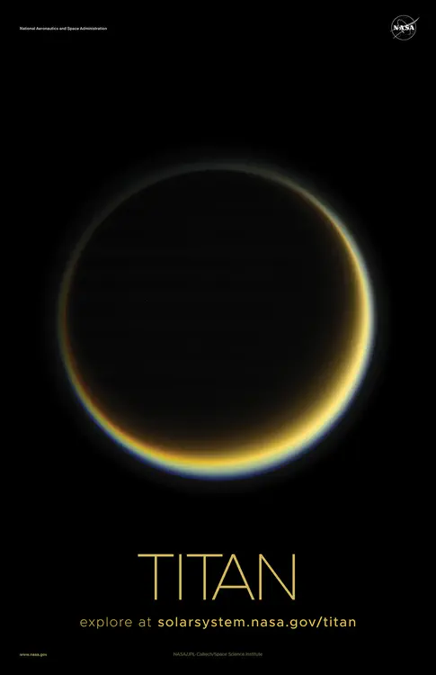 La nave espacial Cassini de la NASA [mira hacia el lado nocturno de Titán](https://solarsystem.nasa.gov/resources/799/highlighting-titans-hazes/) en una vista que destaca la naturaleza extendida y nebulosa de la atmósfera de la luna. Crédito: NASA/JPL-Caltech/Instituto de Ciencias Espaciales ⬇️ PDF de alta resolución [aquí](https://solarsystem.nasa.gov/system/downloadable_items/1393_Titan_A_PDF.zip)