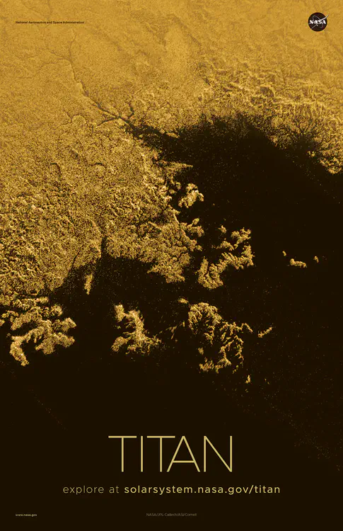 Ligeia Mare, mostrado aquí en una [imagen de color falso de la misión Cassini de la NASA](https://solarsystem.nasa.gov/resources/183/vast-ligeia-mare-in-false-color/), es el segundo mayor cuerpo de líquido conocido en la luna Titán de Saturno. Está lleno de hidrocarburos líquidos, como el etano y el metano. Crédito: NASA/JPL-Caltech/ASI/Cornell ⬇️ PDF de alta resolución [aquí](https://solarsystem.nasa.gov/system/downloadable_items/1397_Titan_B_PDF.zip)