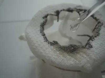 Gotas de **ácido sulfúrico** concentrado descomponen rápidamente un trozo de toalla de algodón por deshidratación. https://commons.wikimedia.org/wiki/File:Sulphuric_acid_on_a_piece_of_towel.JPG
