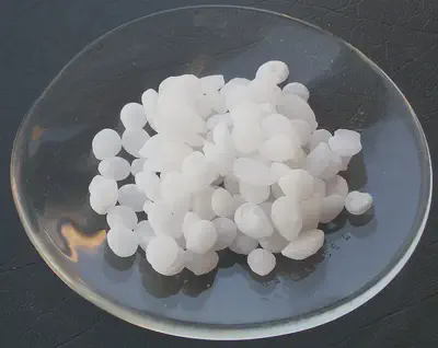 ***Lentejas*** de **hidróxido de sodio** (NaOH). https://commons.wikimedia.org/wiki/File:SodiumHydroxide.jpg