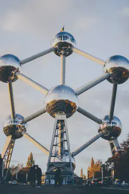 [**Atomium**](https://es.wikipedia.org/wiki/Atomium), formado por nueve esferas de **acero** de 18 metros de diámetro cada una. Representa un **cristal** de **hierro** (Fe) aumentado 165 mil millones de veces. Foto de [**fotografierende**](https://unsplash.com/@fotografierende) en [Unsplash](https://unsplash.com/).