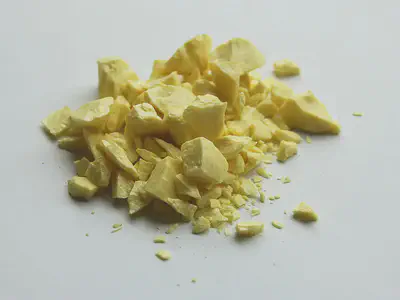 Muestra de **azufre** (S). https://commons.wikimedia.org/wiki/File:Sulfur-sample.jpg