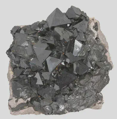 Magnetita de Bolivia. [© Rob Lavinsky & iRocks.com](https://commons.wikimedia.org/wiki/File:Magnetite-118736.jpg).